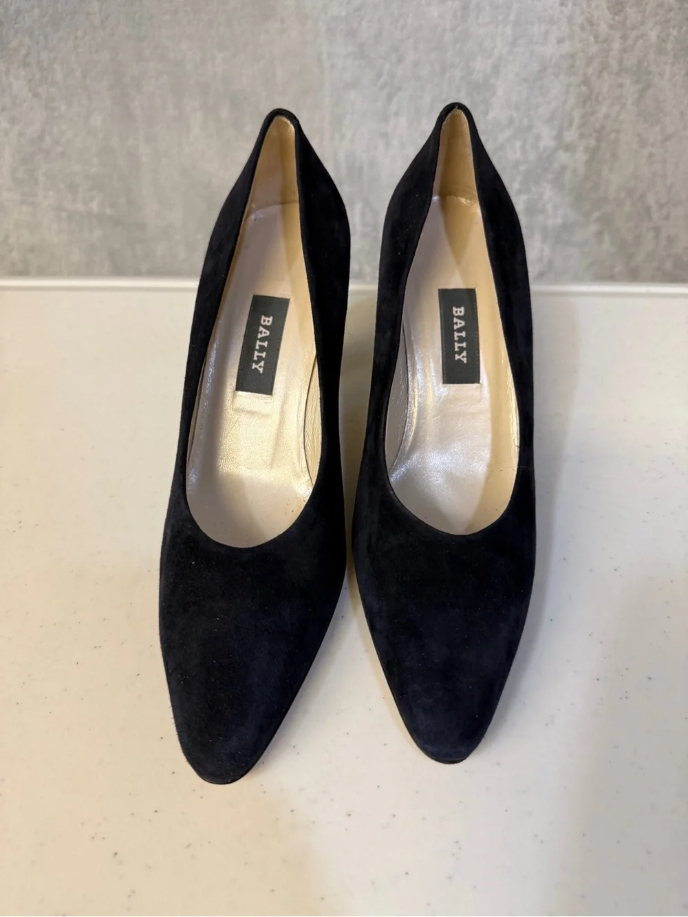 Bally Suede Heels Size 7.5 Navy Pumps with Gold Chain Heel Detail - Picture 3 of 9